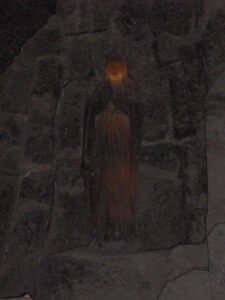 Sóból faragott alak a wieliczkai sóbányában