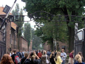 Az Arbeit macht frei kapu Auschwitzban
