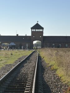 Birkenau kapuépülete a sínekkel