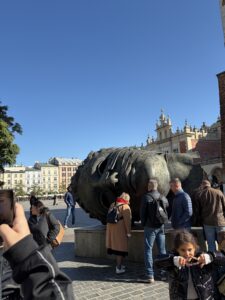 Mitoraj Eros Bendato szobra a krakkói Főtéren