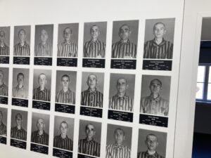 Foglyok fényképei a falon