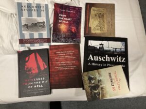 Auschwitzról szóló könyvek egy ágyon kiterítve